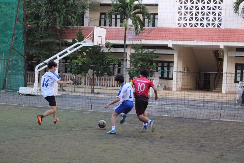 Có thể là hình ảnh về một hoặc nhiều người, mọi người đang đứng, mọi người đang chơi thể thao, thực phẩm và quả bóng Có thể là hình ảnh về một hoặc nhiều người, mọi người đang đứng, mọi người đang chơi thể thao, thực phẩm và quả bóng